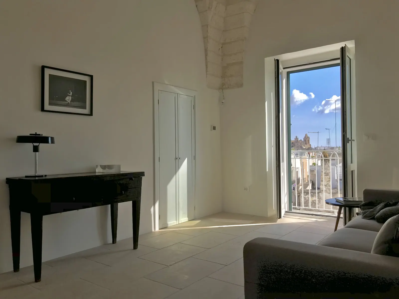Sitting room with a French window onto the balcony