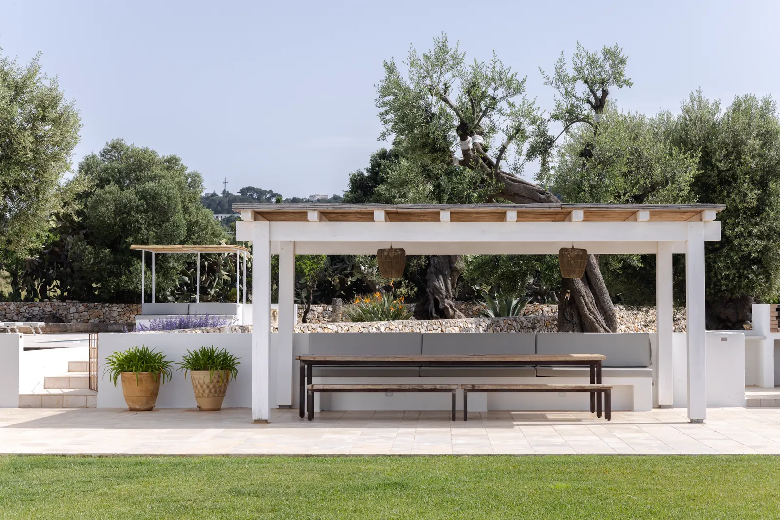 Outdoor dining pergola beside the lawn
