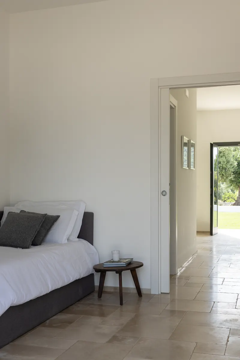 Twin bedroom opening onto the garden