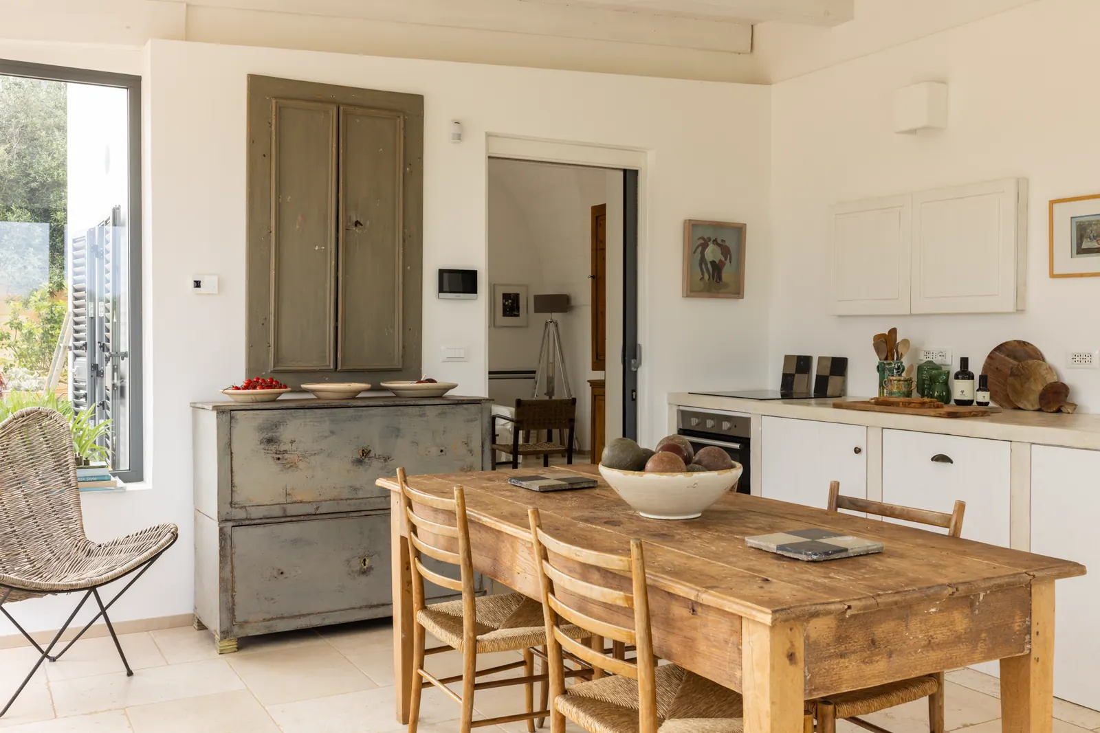 Kitchen and dining table in the pergola